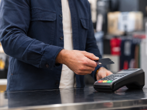 Prelievi con carta di credito: perché spesso costano di più